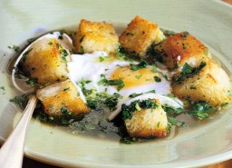 Açorda à Alentejana - valkosipulilla ja korianterilla maustettu leipäkeitto tarjoiluvalmiina