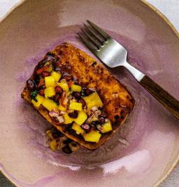 Bbq-tofua ja mangosalsaa lautasella