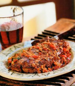 Bife à Cebolada - sipulipihvit portugalilaisittain lautasella