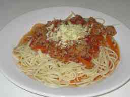 Klassinen Bolognalainen kastike lautasella