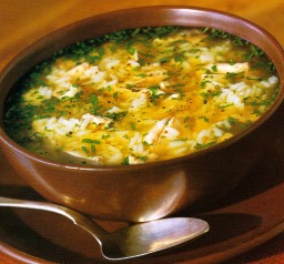 Canja - sitruunalla ja mintulla maustettu kana-riisikeitto keittokulhossa