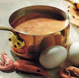 Hummerikeittoa kattilassa tarjoiluvalmiina