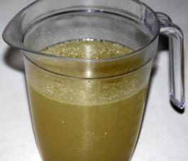 Valmista keitettyä kalalientä mitta-astiassa