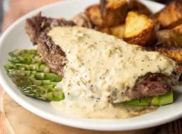 Kermainen viskikastike lautasella