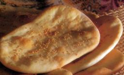 Khubz arabi eli pita-leipä tarjoiluvalmiina