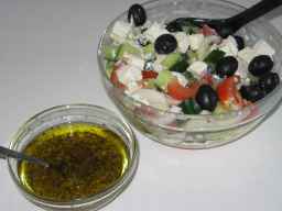 Kreikkalainen(suomalainen versio) salaatti lautasella