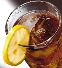 Long Island Ice Tea lasissa jossa sitruunaviipale