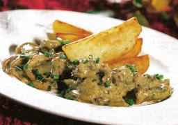 Maksakastiketta lautasella