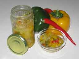 Mangochutney purkissa tarjoiluvalmiina