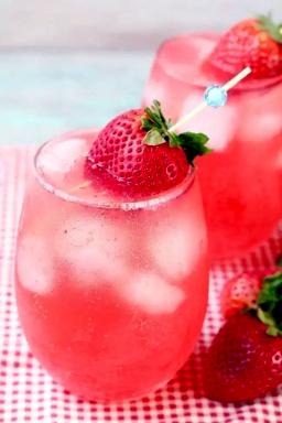 Mansikkabooli lasissa mansikoiden kera