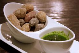 Mojo-kastiketta lautasella ryppyperunoiden kera