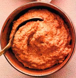 Muhammaraa kulhossa tarjoiluvalmiina