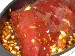 Naudan sisäpaistia marinoitumassa