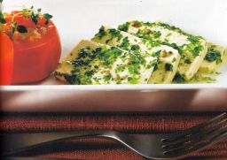 Paprikahillolla täytetyt tomaatit ja yrttimarinoitu tofu tarjolla