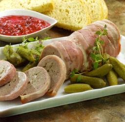 Poronvasan maksapasteija tarjoilualustalla