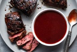 Portviinikastiketta kulhossa