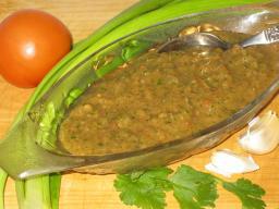 Salsa crudaa kulhossa