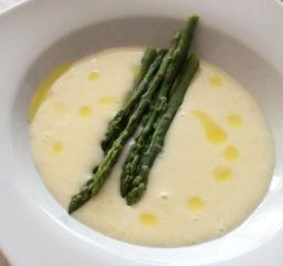 Sauce soubise lautasella