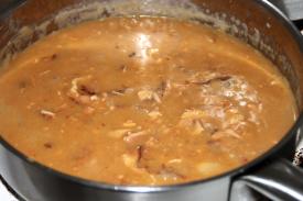 Sianlihakastiketta lautasella