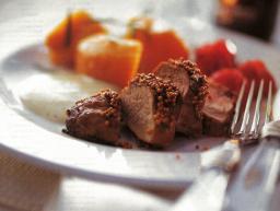 Piparjuurinen kastike lautasella