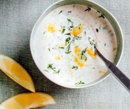 Sitruuna-jogurttikastiketta kulhossa