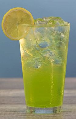 Virkistävä Snake in the Grass -cocktail lasissa, garnituroituna sitruunaviipulla ja jäillä