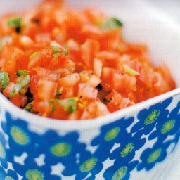 Tomaattisalsaa kulhossa