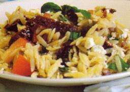 Välimerellinen pastasalaatti herkullisena lautasella