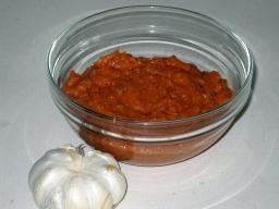 Valkosipulikastiketta kulhossa