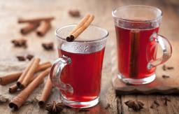 Lasillinen vanhanajan punaviiniglögiä mausteiden kanssa