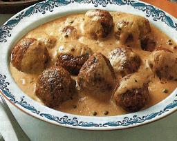 Viherpippurikastiketta hirvipyöryköiden kera lautasella