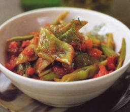 Vihreät pavut tomaatin ja tillin kera kulhossa