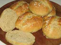 Yrttisämpylät tarjoilukulhossa