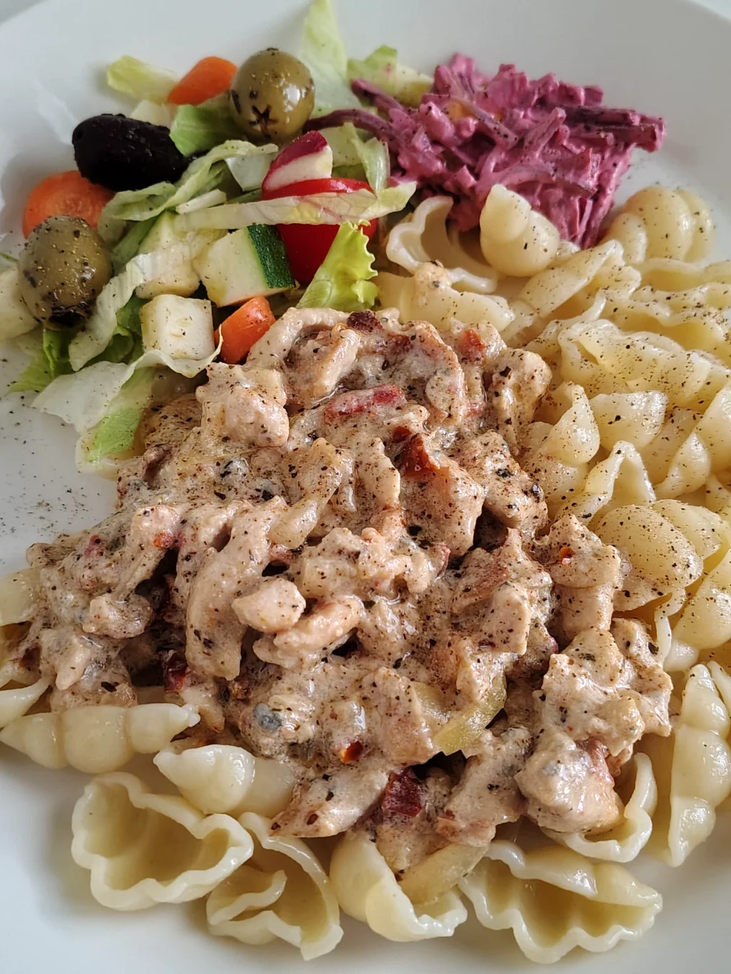 Sinihomejuusto-kanapasta tarjoiluvalmiina
