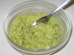 Avokadotahna kulhossa tarjoiluvalmiina