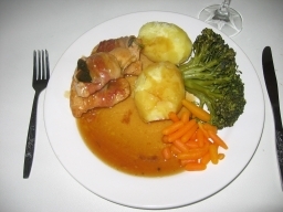 Broileri-saltimbocca lautasella