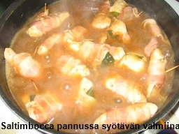 Broileri-saltimbocca pannussa höyryävän kuumana ja tarjoiluvalmiina