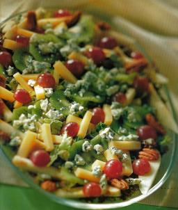 Hedelmäistä juustosalaattia kulhossa