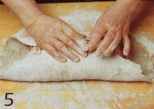 Taita taikinan reunat