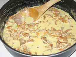 Kantarellimuhennos Keittotaidon tapaan padassa tarjoiluvalmiina