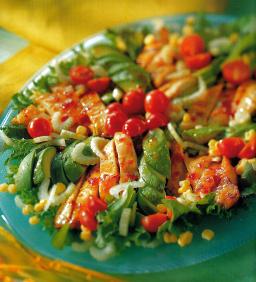 Keväänvärinen broilerisalaatti kulhossa