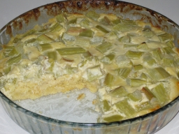 Keittotaidon raparperipiirakka lasivuoassa