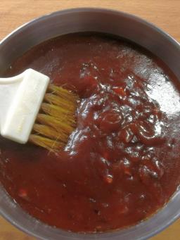 BBQ-kastike kulhossa käyttövalmiina