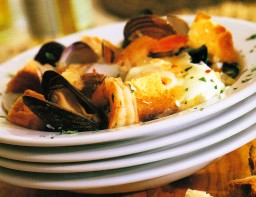 Açorda de Mariscos-äyriäis-leipäkeitto lautasella