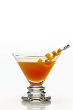 Adonis-cocktail cocktail-lasissa appelsiininkuorikierteellä