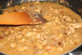 Äidin sianlihakastike padassa tarjoiluvalmiina