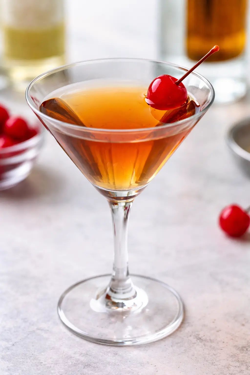 Aila-cocktail lasissa kirsikka koristeella