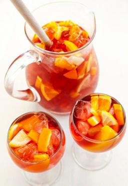 Alkoholiton sangria kulhossa, hedelmäpaloja ja sitrusviipaleita juoman joukossa