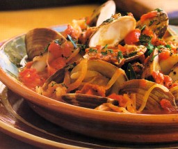 Amêijoas na Cataplana - simpukat makkaran ja tomaattien kanssa lautasella