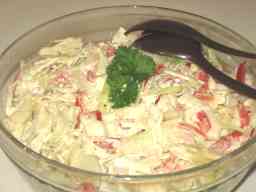 Amerikkalainen kaalisalaatti kulhossa